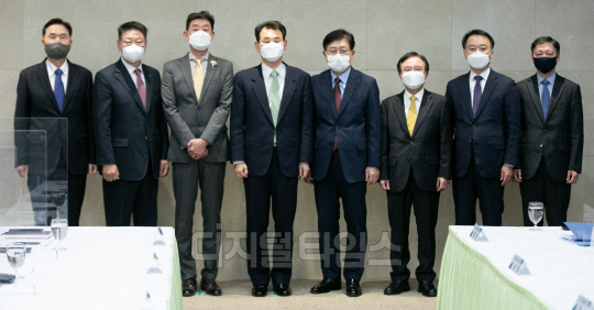 정은보 금융감독원장이 1일 저축은행 CEO 간담회를 개최했다. 왼쪽부터 박찬종 인천저축은행 대표, 오화경 하나저축은행 대표, 임진구 SBI저축은행 대표, 정 원장, 박재식 저축은행중앙회장, 박기권 진주저축은행 대표, 양순종 스타저축은행 대표, 허흥범 키움저축은행 대표. <박동욱기자>